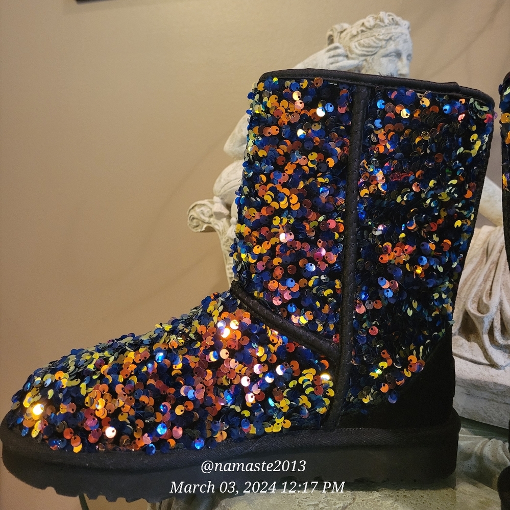 Ugg Sequin Stellar Short Boot NWOT Suede Fur logo Designer 7 Black #730 - Picture 15 of 16
